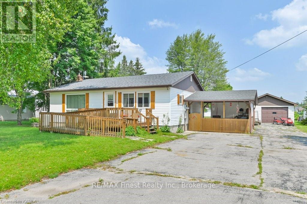 35 JOHN STREET, addington highlands, Ontario