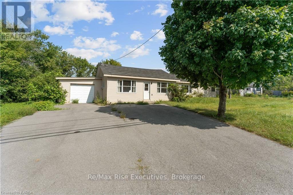 4999 BATH ROAD, loyalist (lennox and addington - south), Ontario