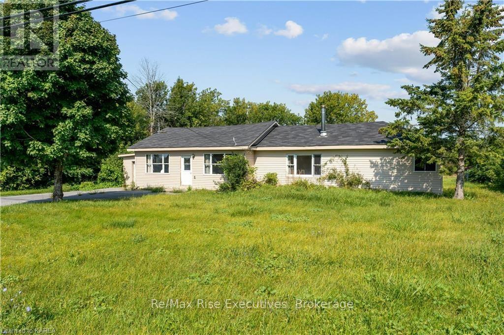 4999 Bath Road, Loyalist (Lennox And Addington - South), Ontario  K0H 1G0 - Photo 3 - X9412922